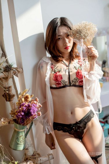 總裁舌頭伸進(jìn)花唇裂縫中
